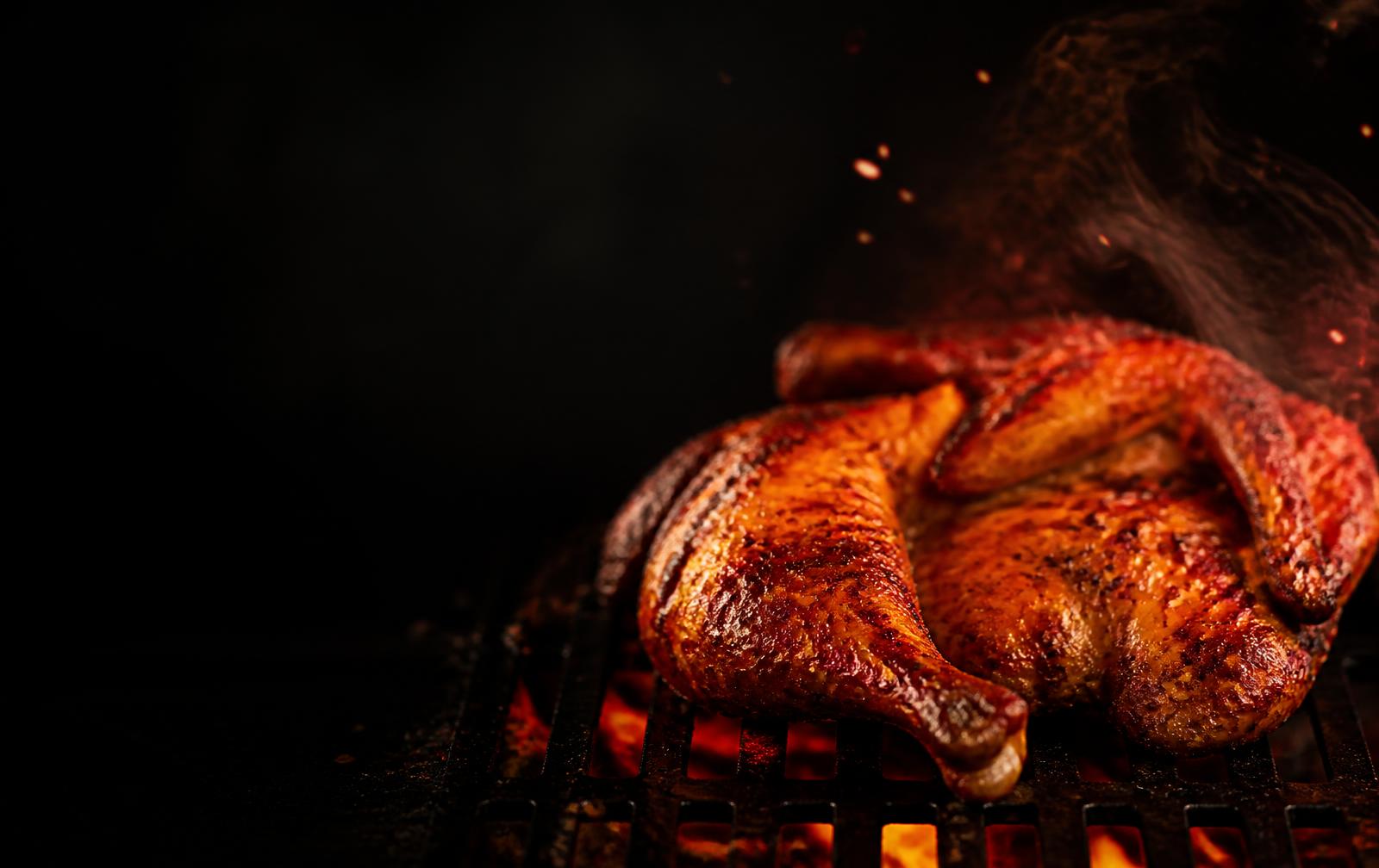 Poulet BBQ grillé au feu de bois chez CHICKEN BBQ Douala